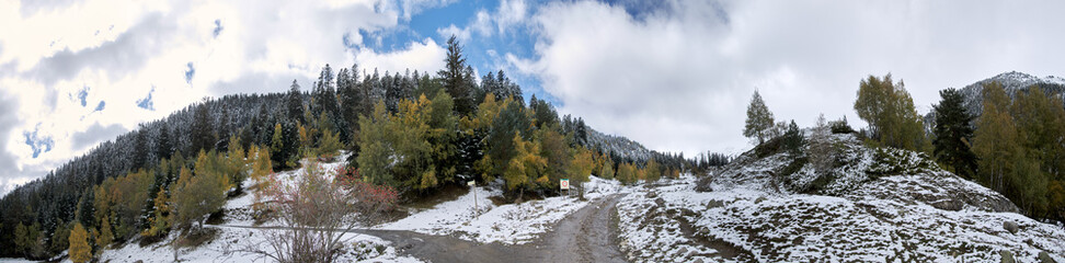 Obraz na płótnie Canvas Mountains with the first snowfalls of autumn.