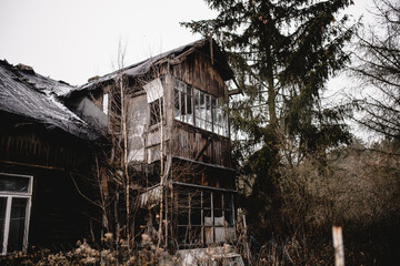 stary drewniany domek na wsi, opuszczony, ruina, rudera