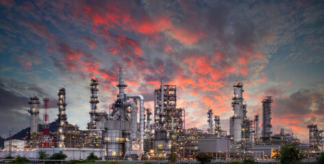 Industry Overview The refinery is an industrial area with sunrise and cloudy skies, oil and natural...