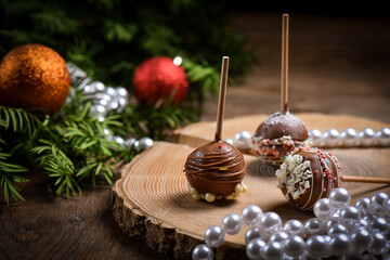 Obraz na płótnie Canvas Delicious Christmas themed cake pops on wooden table, closeup