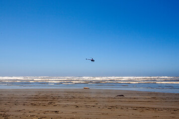 Obraz premium beach waves and small helicopter
