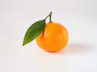 日本のみかんを白背景で