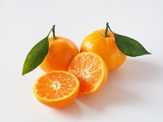 日本のみかんを白背景で