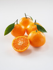 日本のみかんを白背景で