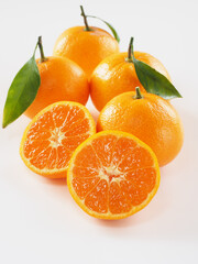 日本のみかんを白背景で