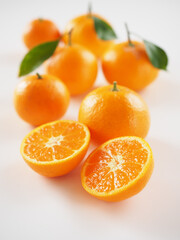 日本のみかんを白背景で