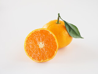 日本のみかんを白背景で