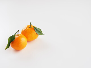 日本のみかんを白背景で