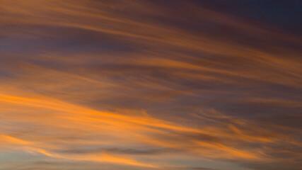 Magnifique ciel rougeoyant, partiellement voilé par des Cirrus et des Cirrostratus, pendant le coucher du soleil