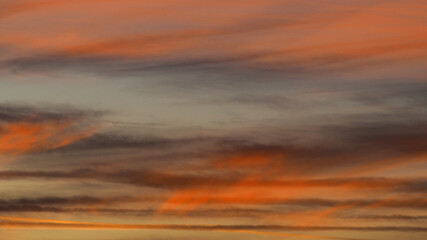 Fototapeta premium Magnifique ciel rougeoyant, partiellement voilé par des Cirrus et des Cirrostratus, pendant le coucher du soleil