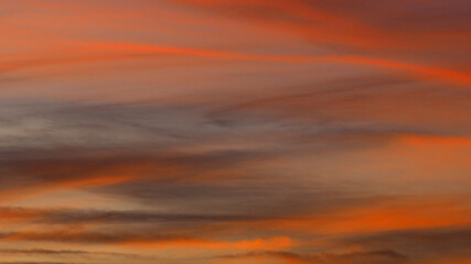 Magnifique ciel rougeoyant, partiellement voilé par des Cirrus et des Cirrostratus, pendant le coucher du soleil