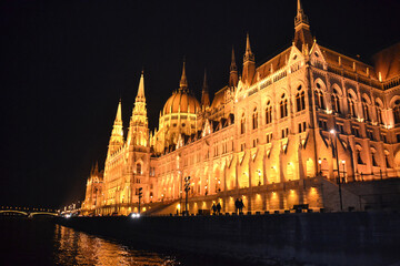 Vergria, Budapest, Parliament, night