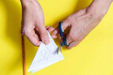step-by-step instructions for making snowflakes from paper