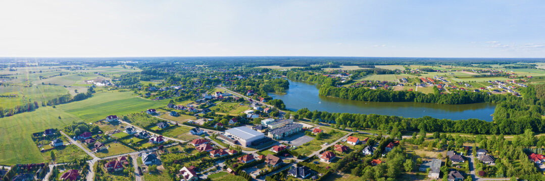 Panoramiczny widok zachodniej części Kłodawy wraz z jeziorem na obrzeżach miasta Gorz&oacute;w Wielkopolski