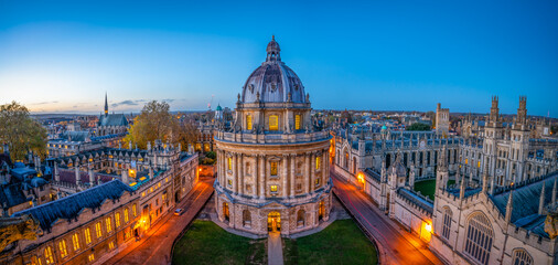 Radcliffe Camera library built in 1749 seen at night at Radcliffe Square. Oxford, England - obrazy, fototapety, plakaty
