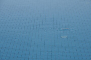 プールのタイルと水