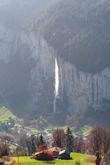 Wasserfall in den Bergen neben einem Dorf