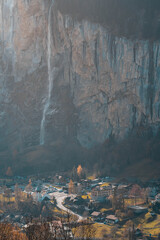 Wasserfall neben einem Dorf in den Bergen