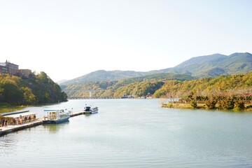 Fototapeta na wymiar Autumn view of Kiso River in Gifu prefecture, Japan - 岐阜県 恵那峡の遊覧船クルーズ 日本