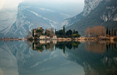 Toblino, Italia.23 gennaio 2019:.the Toblino castle on the lake, very close to Garda lake