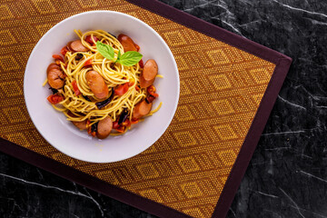 Spaghetti sausage with chilly
