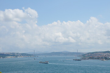 船が往来する海