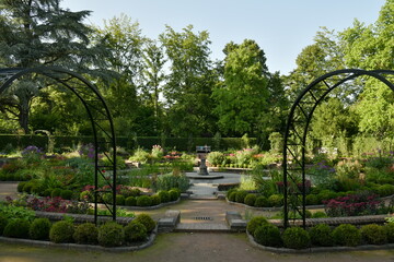 La végétation paysagère luxuriante à la roseraie circulaire au parc Tourna- Solway à Watermael-Boitsfort 
