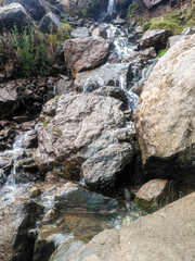 rio pasando por rocas