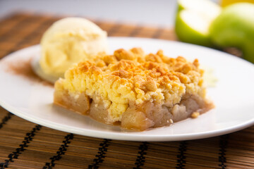 Apple crumble with vanille ice cream
