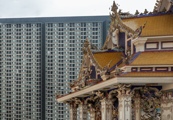 Obraz premium View from Buddhist temple and Modern condominium building that perfectly coexist in Bangkok. No focus, specifically.