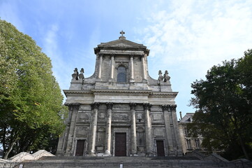 Fototapeta na wymiar La Cathédrale de l'Assomption-de-Notre-Dame-et-Saint-Vaast d'Arras avec des arbres.