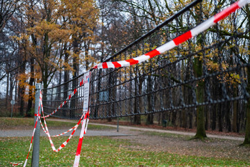 Mit Flatterband abgesperrter Volleyballplatz auf einem Spielplatz in Düsseldorf