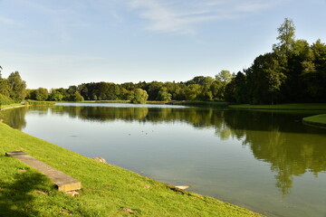 Effet miroir au grand étang du parc de Tervuren à l'est de Bruxelles 