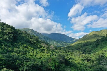Fototapeta na wymiar La Sierra Nevada de Santa Marta es un sistema montañoso litoral; ubicado al norte de Colombia que constituye por sí mismo un sistema aislado de Los Andes, sobre la costa Caribe de Colombia