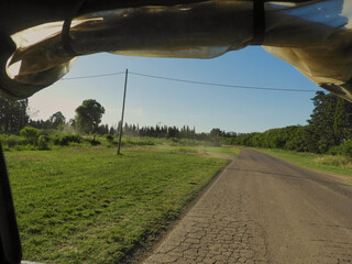 camino de tierra visto desde el interior de un jeep