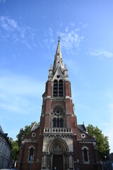 Fototapeta na wymiar La face avant de l'Église catholique Notre-Dame-des-Ardents d'Arras.