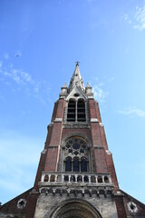 Fototapeta na wymiar Une vue en contre plongé de l'Église catholique Notre-Dame-des-Ardents d'Arras.
