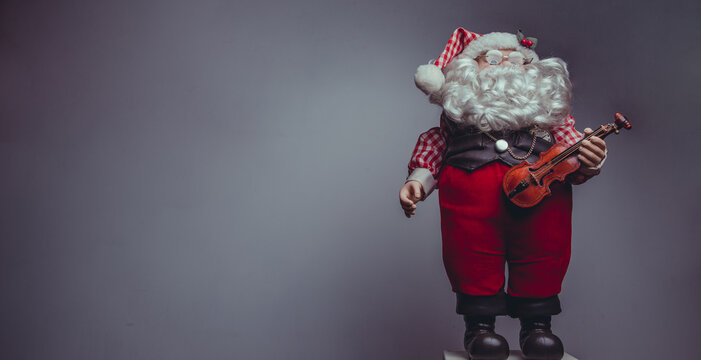 PAP&Aacute; NOEL AL LADO DERECHO DE LA IMAGEN CON CON VIOLIN EN UN AMBIENTE FR&Iacute;O PARA AGREGAR LETRA