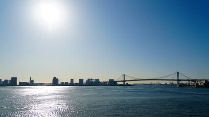 Fototapeta premium 日差しに煌めく早朝の東京湾とレインボーブリッジ
