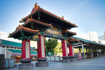 Naklejka premium Kowloon, Hong Kong - 02.12.2020 : traditional Chinese architecture, Religion gate near Wong Tai Sin Temple, Buddhist and Taoist temple