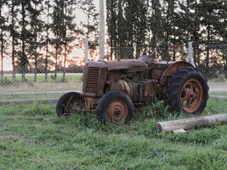 Obraz premium tractor antiguo en el campo