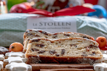 Nahaufnahme von zwei Scheiben Weihnachtsstollen mit Mandeln und kandierten Früchten und Zimsternen