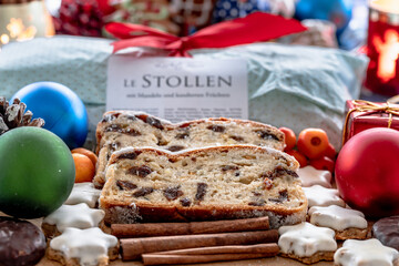 Nahaufnahme von zwei Scheiben Weihnachtsstollen mit Mandeln und kandierten Früchten und Zimtsternen