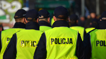 Policjanci w odblaskowych kamizelkach.  © FotoDax