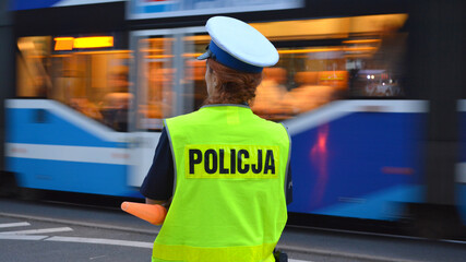 Policjantka kieruje ruchem drogowym.  - obrazy, fototapety, plakaty