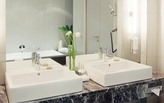 Doppelwaschtisch in modernem Badezimmer







