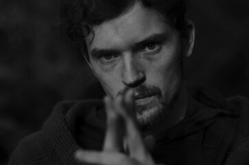 Obraz premiumblack and white portrait of a guy hands on the face