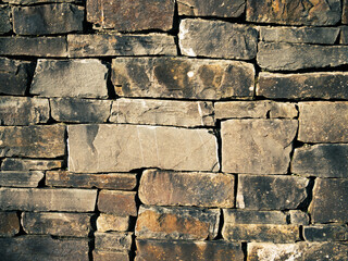 Mur de pierres de plusieurs dimensions avec une disposition particulière