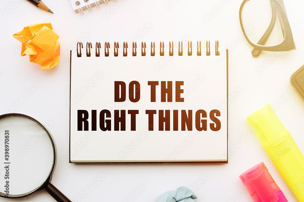Fototapete text do the right things in notebook on white table with office tools. a reminder to make the right 