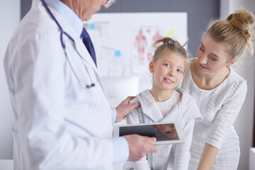 Obraz premium Little girl with her mother at a doctor on consultation